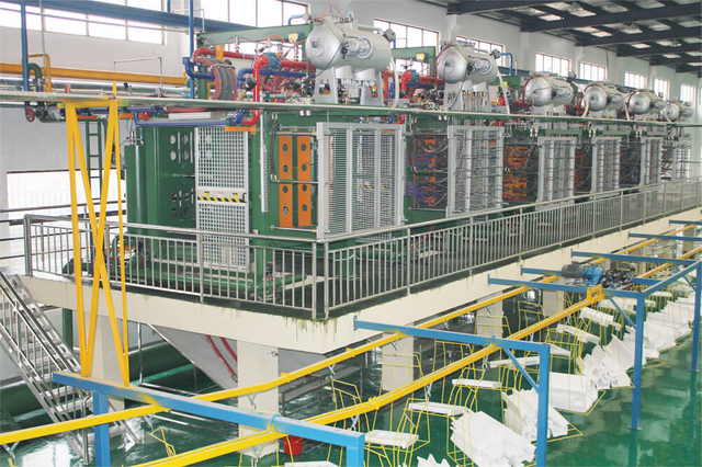 Des techniciens de Nanjing Skyworth Electrical Packaging configurant des machines d'emballage avancées